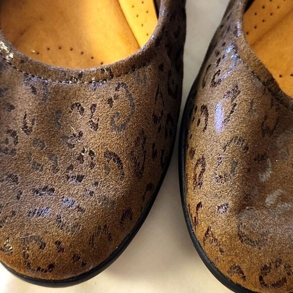 CLARKS Collection Women's Brown Animal Print Ballet Flats Rubber Soles Size 7.5 - Picture 1 of 6